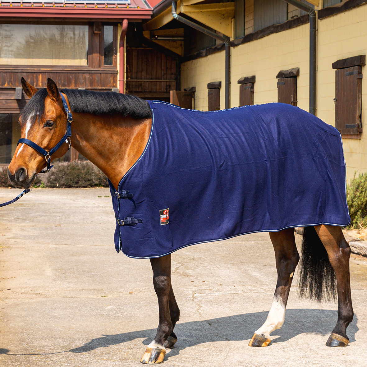 Horze Kiel 135 Coperta In Pile Per Cavallo, Morbida E Calda, Con Cinghie In Velcro E Cordoncino Per Coda, Blu, Per Equitazione